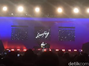 Laufey Bius Penonton BNI Java Jazz Festival 2023 dengan Skill Main Gitar Laufey Bius Penonton BNI Java Jazz Festival 2023 dengan Skill Main Gitar