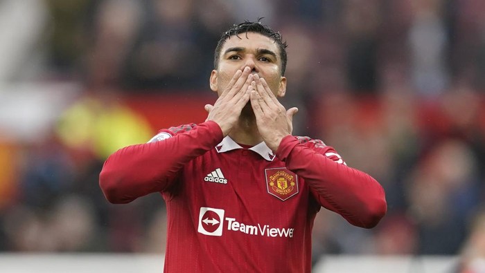 Casemiro Manchester United's Casemiro celebrates his team's 1-0 victory over Aston Villa at the end of the English Premier League soccer match between Manchester United and Aston Villa at the Old Trafford stadium in Manchester, England, Sunday, April 30, 2023. (AP Photo/Dave Thompson)