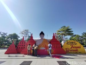 Dekorasi Hari Raya Waisak Percantik Wajah Balai Kota Surabaya