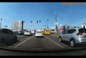 Detik-detik Rudal Jatuh Tepat di Samping Mobil di Jalanan Ukraina Detik-detik Rudal Jatuh Tepat di Samping Mobil di Jalanan Ukraina