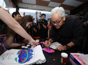 Ganjar Melukis Kaus hingga Nyanyi Bareng Anak Muda di Cirebon