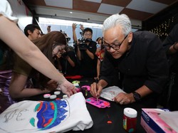 Ganjar Melukis Kaus hingga Nyanyi Bareng Anak Muda di Cirebon