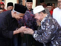 Disambut Hangat, Ganjar Sowan ke Pimpinan Ponpes Buntet di Cirebon