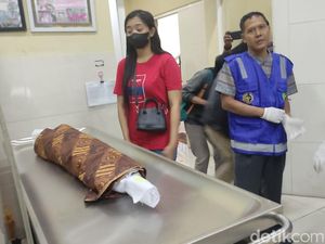 Isak Tangis Ibu Balita yang Tewas Dibunuh Pengasuhnya di Sidoarjo Isak Tangis Ibu Balita yang Tewas Dibunuh Pengasuhnya di Sidoarjo