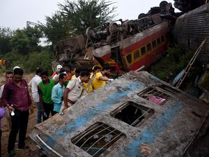 Malam Mengerikan Kecelakaan 3 KA di Odisha India Malam Mengerikan Kecelakaan 3 KA di Odisha India