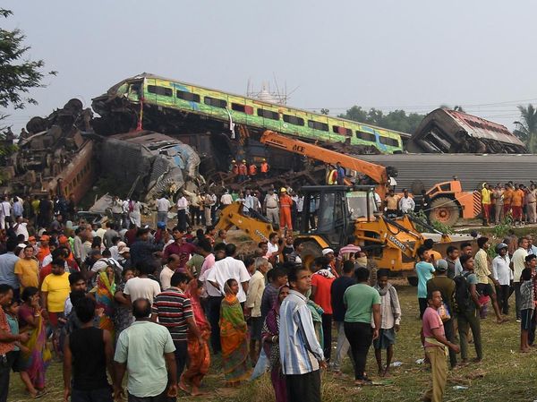 Foto-foto Tabrakan Maut Kereta yang Tewaskan 233 Orang di India