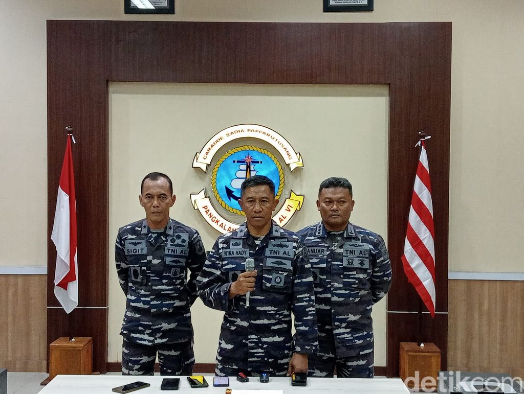 Kadispenal Laksamana Pertama TNI I Made Wira Hady Arsanta dalam konferensi pers di Mako Lantamal VI, Jalan Yos Sudarso, Makassar, Sabtu (3/6). (Andis/detikSulsel)