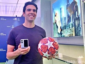 Kaka Ajak Selfie Ofans dan Milanisti Pakai Find N2 Flip Kaka Ajak Selfie Ofans dan Milanisti Pakai Find N2 Flip