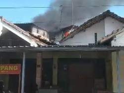 Rumah di Kota Kediri Hangus Terbakar Saat Pemiliknya Tertidur Lelap