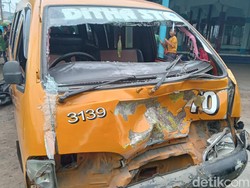 Kronologi Angkot Seruduk 2 Motor Sampai Korban Terlempar ke Parit