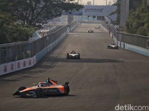 Pascal Wehrlein Menang Race 1 Formula E Jakarta, Mitch Evans Memble Pascal Wehrlein Menang Race 1 Formula E Jakarta, Mitch Evans Memble