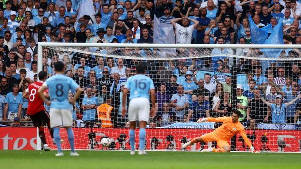 Soccer Football - FA Cup Final - Manchester City v Manchester United - Wembley Stadium, London, Britain - June 3, 2023 Manchester United's Bruno Fernandes scores their first goal from the penalty spot past Manchester City's Stefan Ortega Action Images via Reuters/Paul Childs