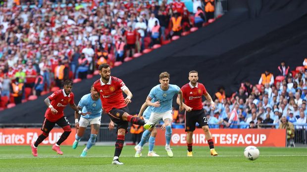 Soccer Football - FA Cup Final - Manchester City v Manchester United - Wembley Stadium, London, Britain - June 3, 2023 Manchester United's Bruno Fernandes scores their first goal from the penalty spot REUTERS/Carl Recine