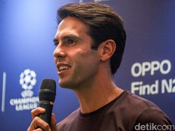 Bahagianya Fans Bisa Foto dan Dapat Tanda Tangan Kaka