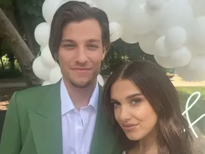 Gaya Millie Bobby di Pesta Pertunangan dengan Anak Bon Jovi, Pakai Crop Top Gaya Millie Bobby di Pesta Pertunangan dengan Anak Bon Jovi, Pakai Crop Top