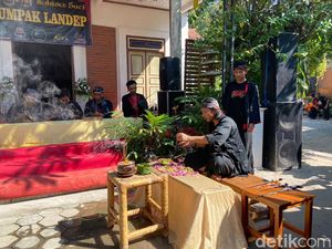 Paguyuban Aji Wengker Ponorogo Gelar Jamasan Pusaka di Bulan Selo Paguyuban Aji Wengker Ponorogo Gelar Jamasan Pusaka di Bulan Selo