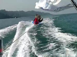 Serunya Naik Banana Boat dan Donut Boat di Pantai Bensam Lampung Serunya Naik Banana Boat dan Donut Boat di Pantai Bensam Lampung