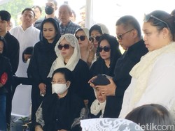 Megawati Hadiri Pemakaman Mertua Puan Maharani di TPU Tanah Kusir