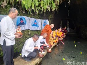 Prosesi Pengambilan Air Suci di Umbul Jumprit Temanggung untuk Waisak