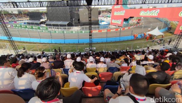 Formula E Jakarta Hari Pertama Ramai Disesaki Penonton