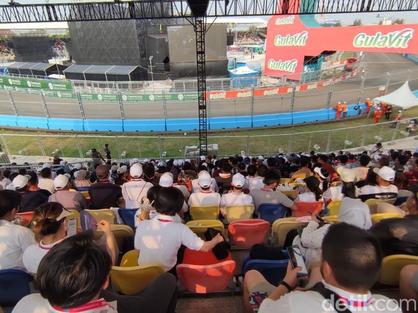Formula E Jakarta Hari Pertama Ramai Disesaki Penonton