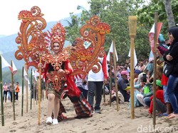 Catwalk Berlatar Pantai Prigi Trenggalek Pukau Wisatawan