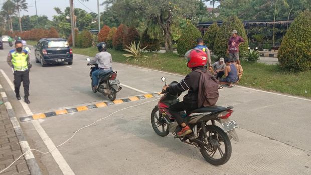 Polisi memasang speed bump di Jalan Kolonel Ahmad Syam, Katulampa, Kota Bogor, demi mencegah balap liar