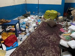 Jorok! Sampah Menumpuk di Kos Mahasiswa Kendari hingga Timbulkan Bau Busuk