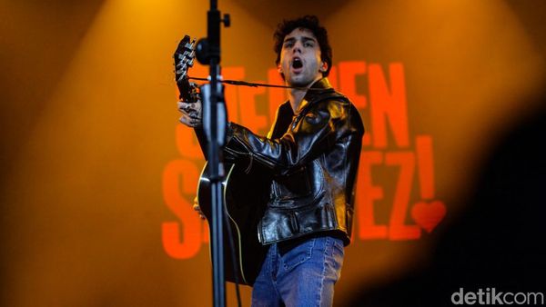 Aksi Stephen Sanchez di BNI Java Jazz Festival Bikin Fans Histeris