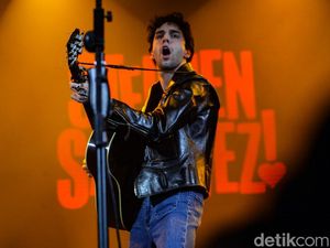 Aksi Stephen Sanchez di BNI Java Jazz Festival Bikin Fans Histeris Aksi Stephen Sanchez di BNI Java Jazz Festival Bikin Fans Histeris