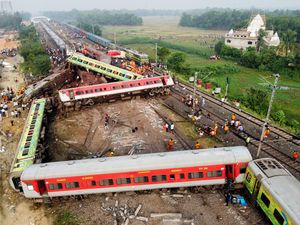 Ngerinya Tabrakan Kereta India: Orang Hilang Tangan dan Kaki Ngerinya Tabrakan Kereta India: Orang Hilang Tangan dan Kaki
