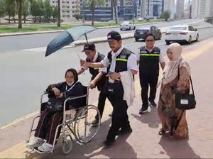 Potret Hangat Jemaah Haji Lansia dan Petugas Haji di Makkah Potret Hangat Jemaah Haji Lansia dan Petugas Haji di Makkah
