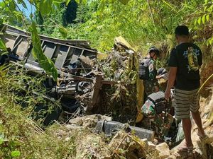 Truk Rem Blong di Tambrauw Masuk Jurang, Sopir Tewas Terjepit Pintu Mobil