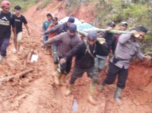 Tukang Ojek Diduga Meninggal Usai Tempuh Jalan Rusak Parah di Sulsel Tukang Ojek Diduga Meninggal Usai Tempuh Jalan Rusak Parah di Sulsel