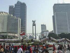 Ada Ular Sampah Raksasa di Hari Lingkungan Hidup Bundaran HI Ada Ular Sampah Raksasa di Hari Lingkungan Hidup Bundaran HI