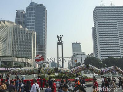 Ada Ular Sampah Raksasa di Hari Lingkungan Hidup Bundaran HI