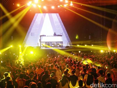Aksi Alan Walker Hibur Penonton Formula E Jakarta 2023