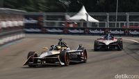 Aksi Pebalap Adu Cepat dalam Race 2 Formula E Jakarta 2023
