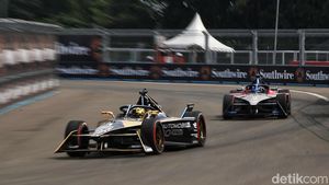Aksi Pebalap Adu Cepat dalam Race 2 Formula E Jakarta 2023