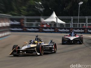 Aksi Pebalap Adu Cepat dalam Race 2 Formula E Jakarta 2023 Aksi Pebalap Adu Cepat dalam Race 2 Formula E Jakarta 2023