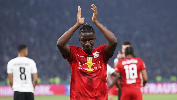 BERLIN, GERMANY - JUNE 03: Amadou Haidara of RB Leipzig applauds the fans after Christopher Nkunku of RB Leipzig scores the teams first goal during the DFB Cup final match between RB Leipzig and Eintracht Frankfurt at Olympiastadion on June 03, 2023 in Berlin, Germany. (Photo by Alexander Hassenstein/Getty Images)