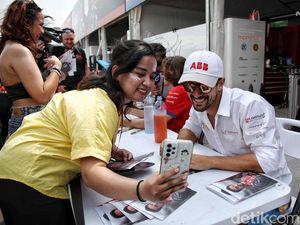 Antusias Penonton Saat Jumpa Pebalap Formula E Jakarta 2023 Antusias Penonton Saat Jumpa Pebalap Formula E Jakarta 2023
