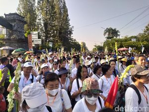Ribuan Umat Buddha Ikuti Arak-arakan Waisak dari Mendut ke Borobudur