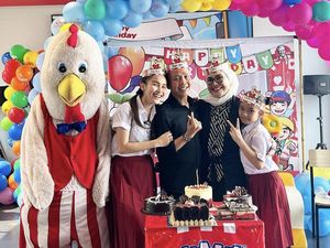 Ayah Ojak Ulang Tahun,Dirayakan di Restoran hingga Dapat Banyak Kue