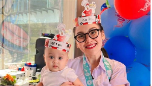 5 Gaya Ayu Ting Ting Jadi Anak SD di Ultah Ayah Ojak, Pakai Gelang Rp 53 Juta