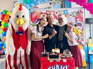 Gemas! Ayu Ting Ting Rayakan Ultah Ayah Rojak di Restoran Cepat Saji