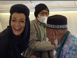 Mbah-mbah Calon Haji Ingin Turun dari Pesawat Karena Kangen Ayam di Rumah