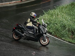 Cara Aman Berkendara Motor Matic di Tanjakan dan Turunan