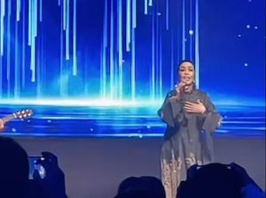 Chintami Atmanegara Dipaksa Nyanyi Lagi di Panggung Konser Usai 35 Tahun Vakum Chintami Atmanegara Dipaksa Nyanyi Lagi di Panggung Konser Usai 35 Tahun Vakum