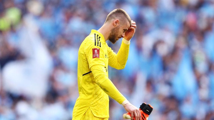 LONDON, ENGLAND - JUNE 03: David De Gea of Manchester United looks dejected following the team's defeat in the Emirates FA Cup Final between Manchester City and Manchester United at Wembley Stadium on June 03, 2023 in London, England. (Photo by Clive Rose/Getty Images)